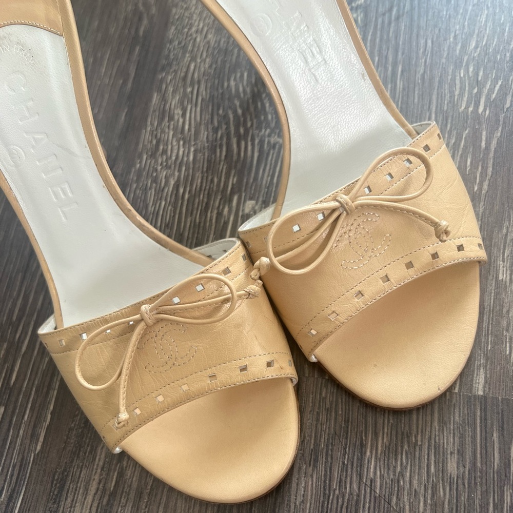 Chanel beige S/S 2005 interlocking cc logo sandal heels - Picture 3 of 9